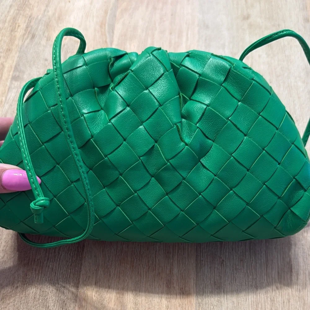 SOLD Bottega Veneta Emerald Green Crossbody clutch - Picture 1 of 2